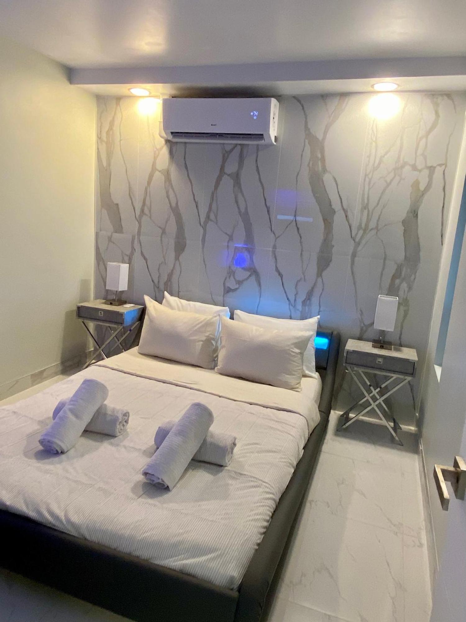 Luxurious Remodeled Direct Waterfront Apartment With Miami Skyline View And Outdoor Terrace Free Parking 5Min Drive To 마이애미 비치 외부 사진