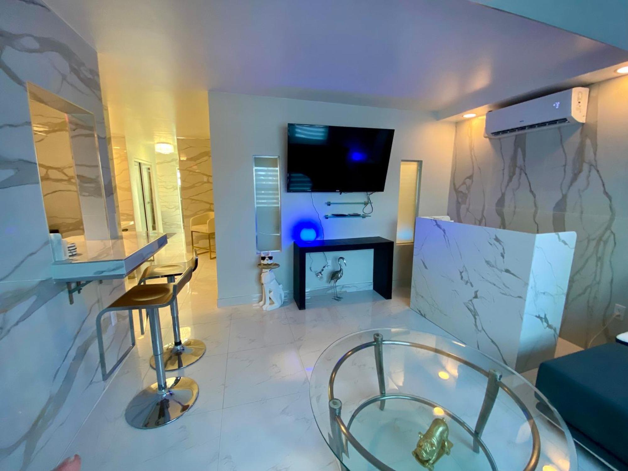 Luxurious Remodeled Direct Waterfront Apartment With Miami Skyline View And Outdoor Terrace Free Parking 5Min Drive To 마이애미 비치 외부 사진