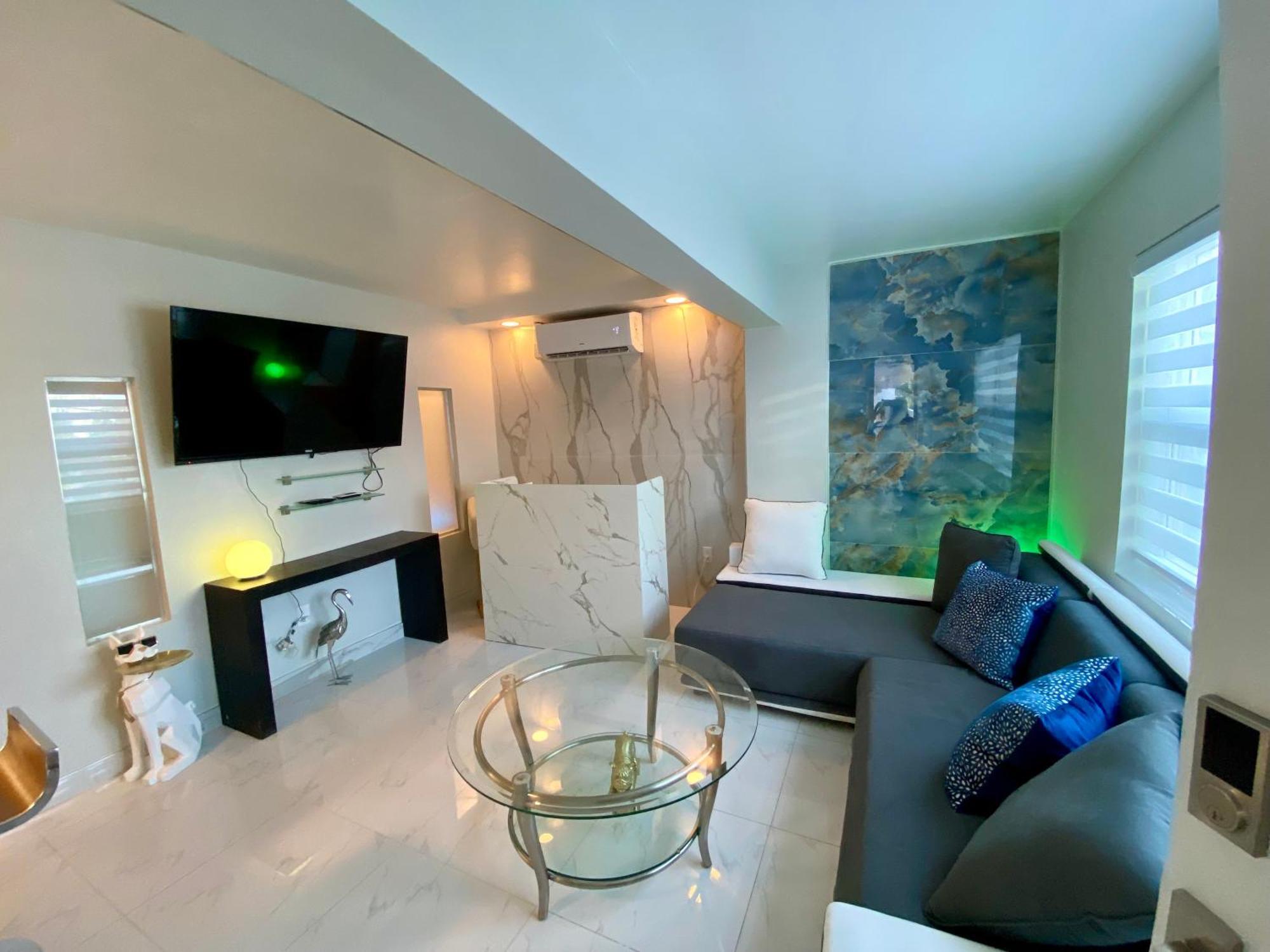 Luxurious Remodeled Direct Waterfront Apartment With Miami Skyline View And Outdoor Terrace Free Parking 5Min Drive To 마이애미 비치 외부 사진