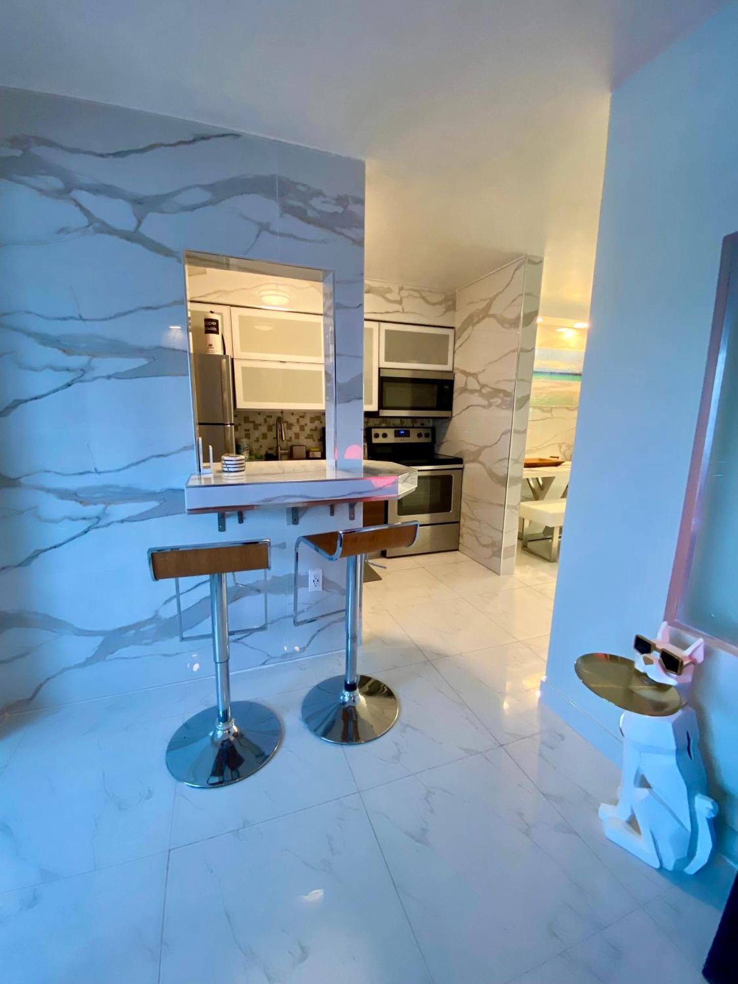 Luxurious Remodeled Direct Waterfront Apartment With Miami Skyline View And Outdoor Terrace Free Parking 5Min Drive To 마이애미 비치 외부 사진