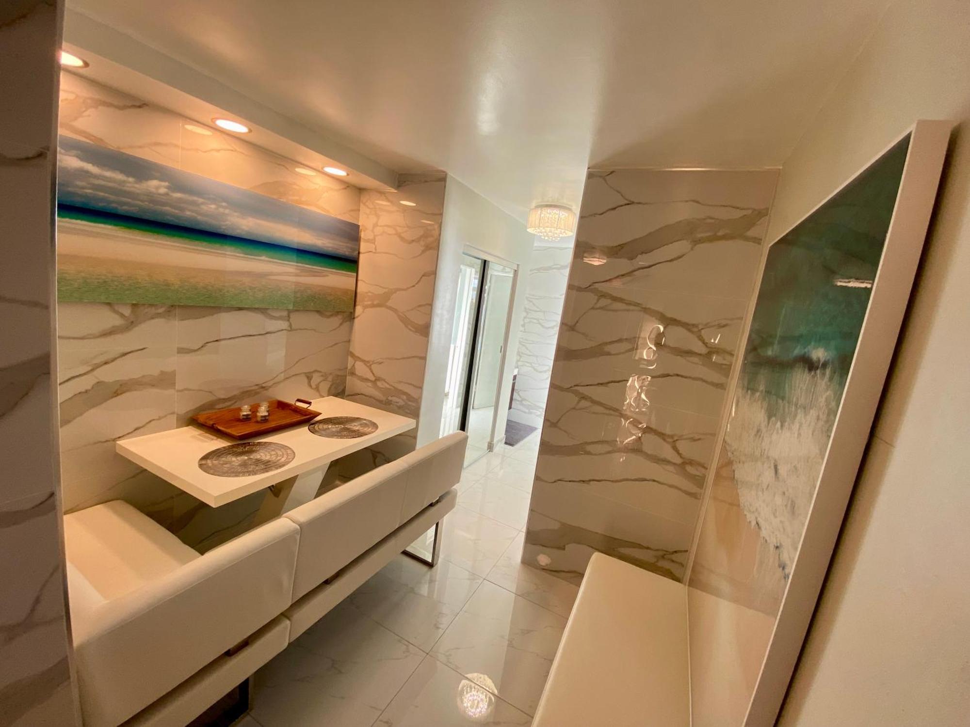 Luxurious Remodeled Direct Waterfront Apartment With Miami Skyline View And Outdoor Terrace Free Parking 5Min Drive To 마이애미 비치 외부 사진