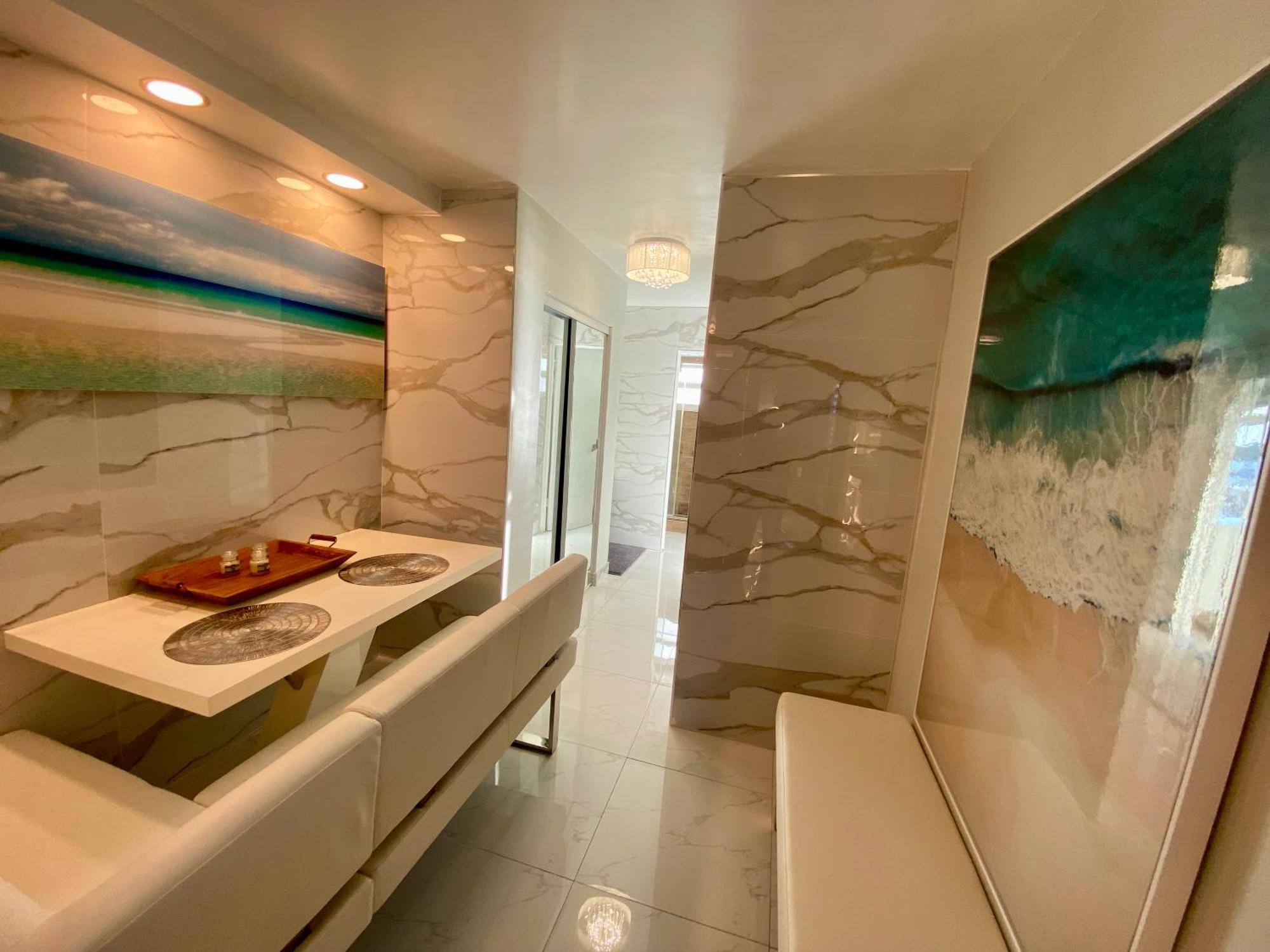 Luxurious Remodeled Direct Waterfront Apartment With Miami Skyline View And Outdoor Terrace Free Parking 5Min Drive To 마이애미 비치 외부 사진