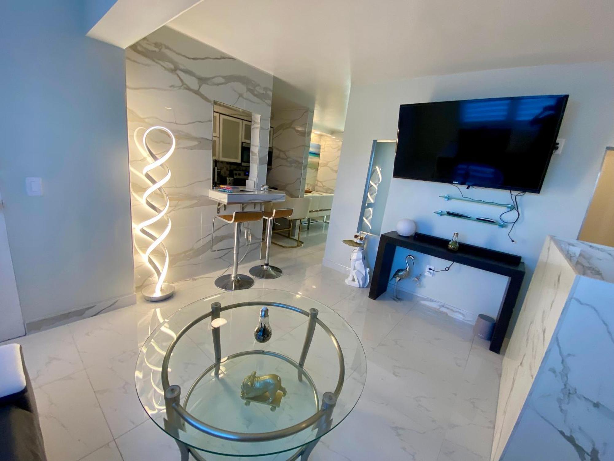 Luxurious Remodeled Direct Waterfront Apartment With Miami Skyline View And Outdoor Terrace Free Parking 5Min Drive To 마이애미 비치 외부 사진
