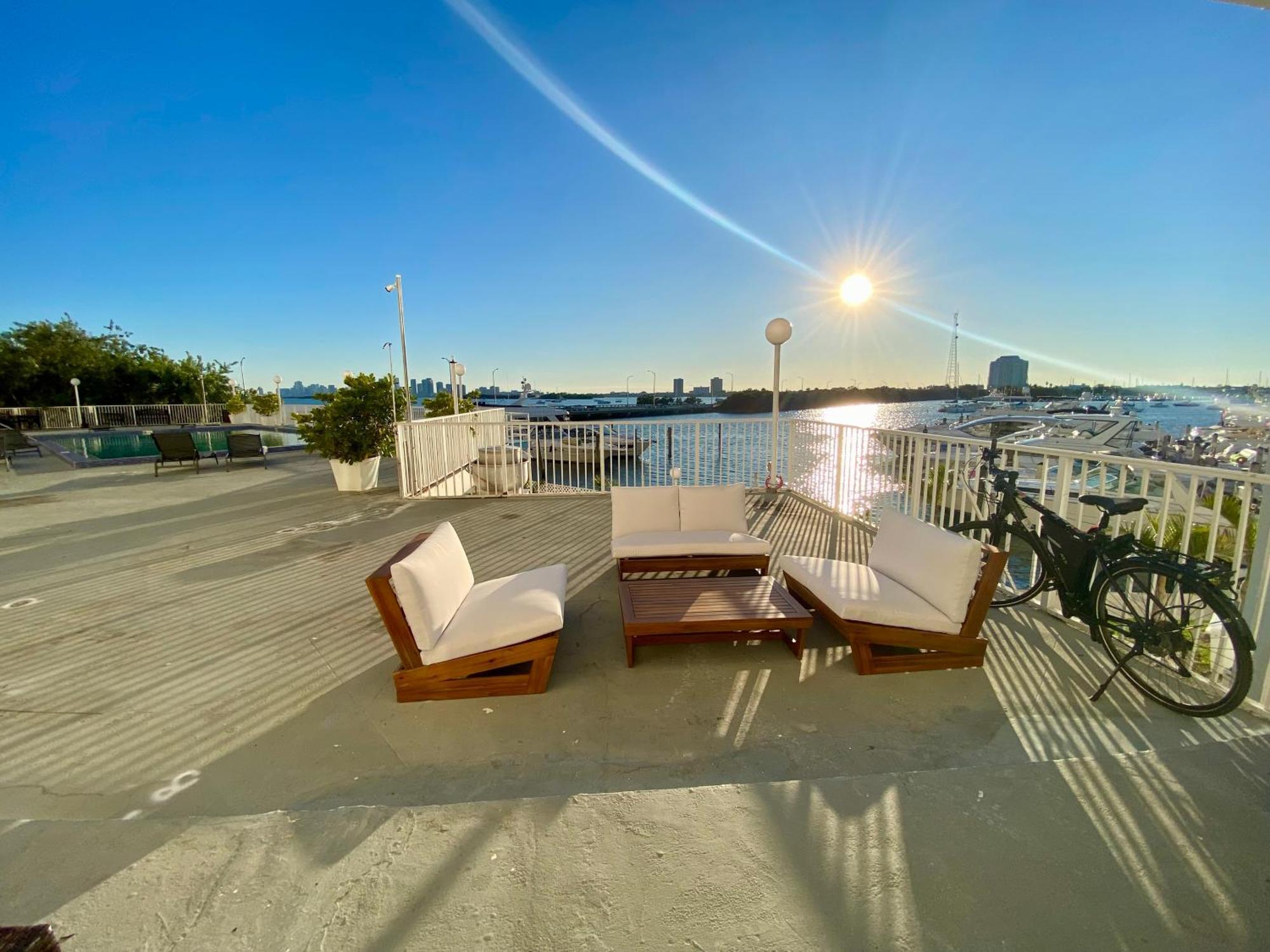 Luxurious Remodeled Direct Waterfront Apartment With Miami Skyline View And Outdoor Terrace Free Parking 5Min Drive To 마이애미 비치 외부 사진