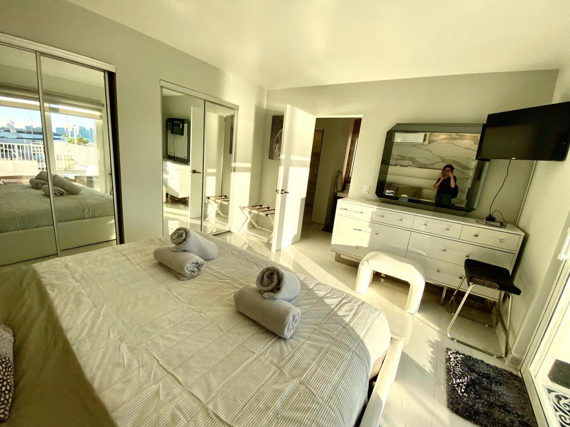 Luxurious Remodeled Direct Waterfront Apartment With Miami Skyline View And Outdoor Terrace Free Parking 5Min Drive To 마이애미 비치 외부 사진