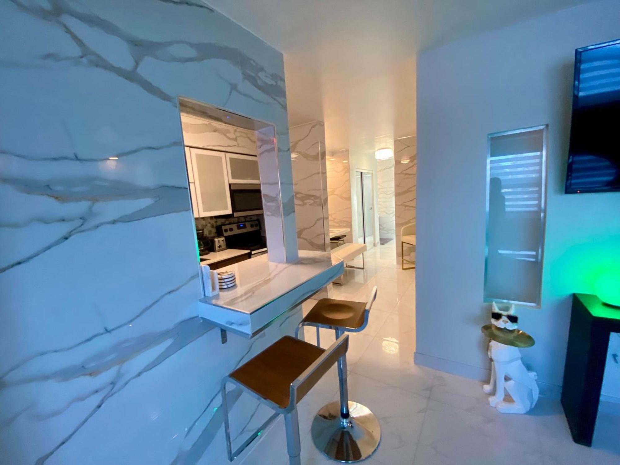 Luxurious Remodeled Direct Waterfront Apartment With Miami Skyline View And Outdoor Terrace Free Parking 5Min Drive To 마이애미 비치 외부 사진