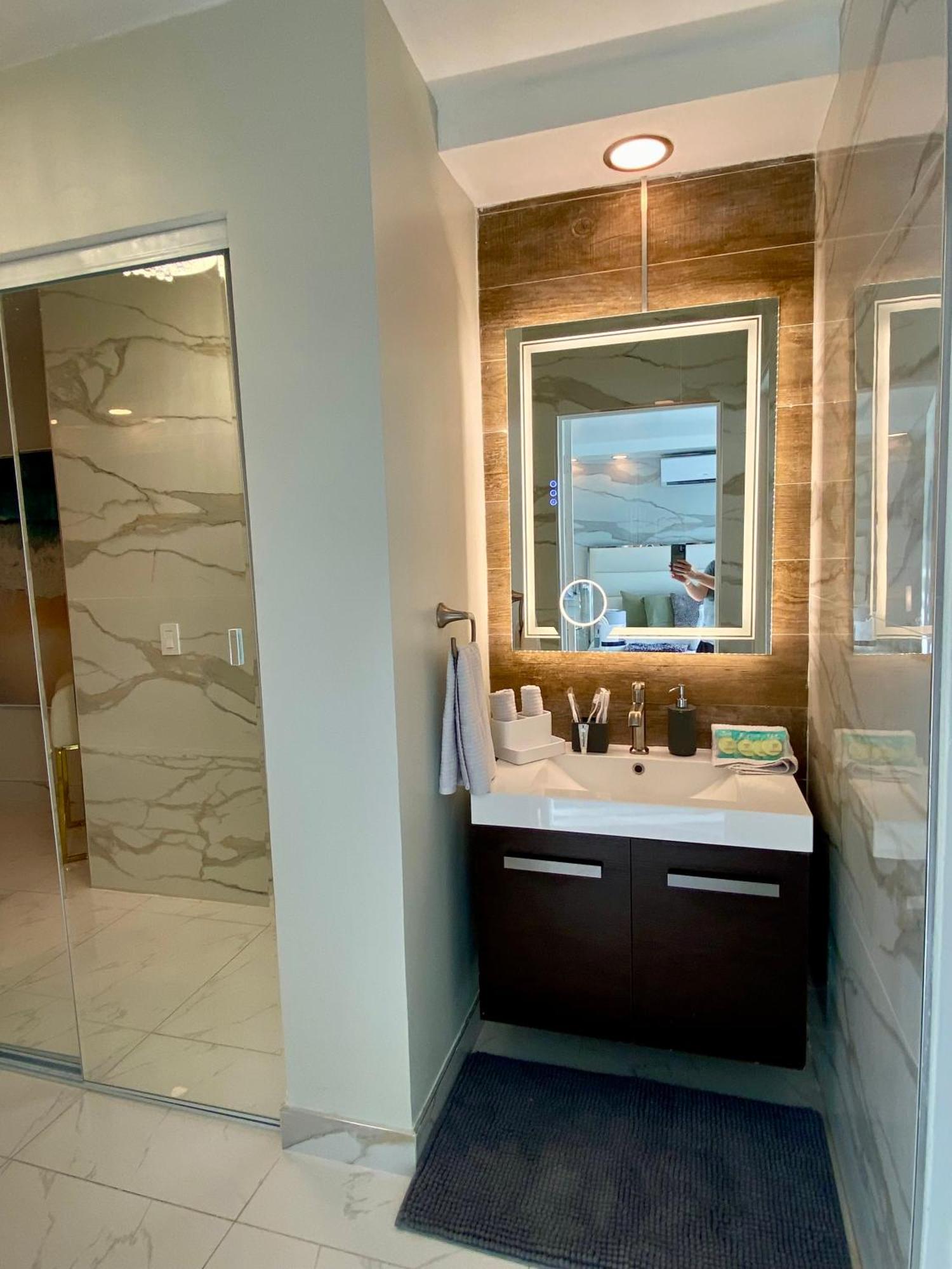 Luxurious Remodeled Direct Waterfront Apartment With Miami Skyline View And Outdoor Terrace Free Parking 5Min Drive To 마이애미 비치 외부 사진