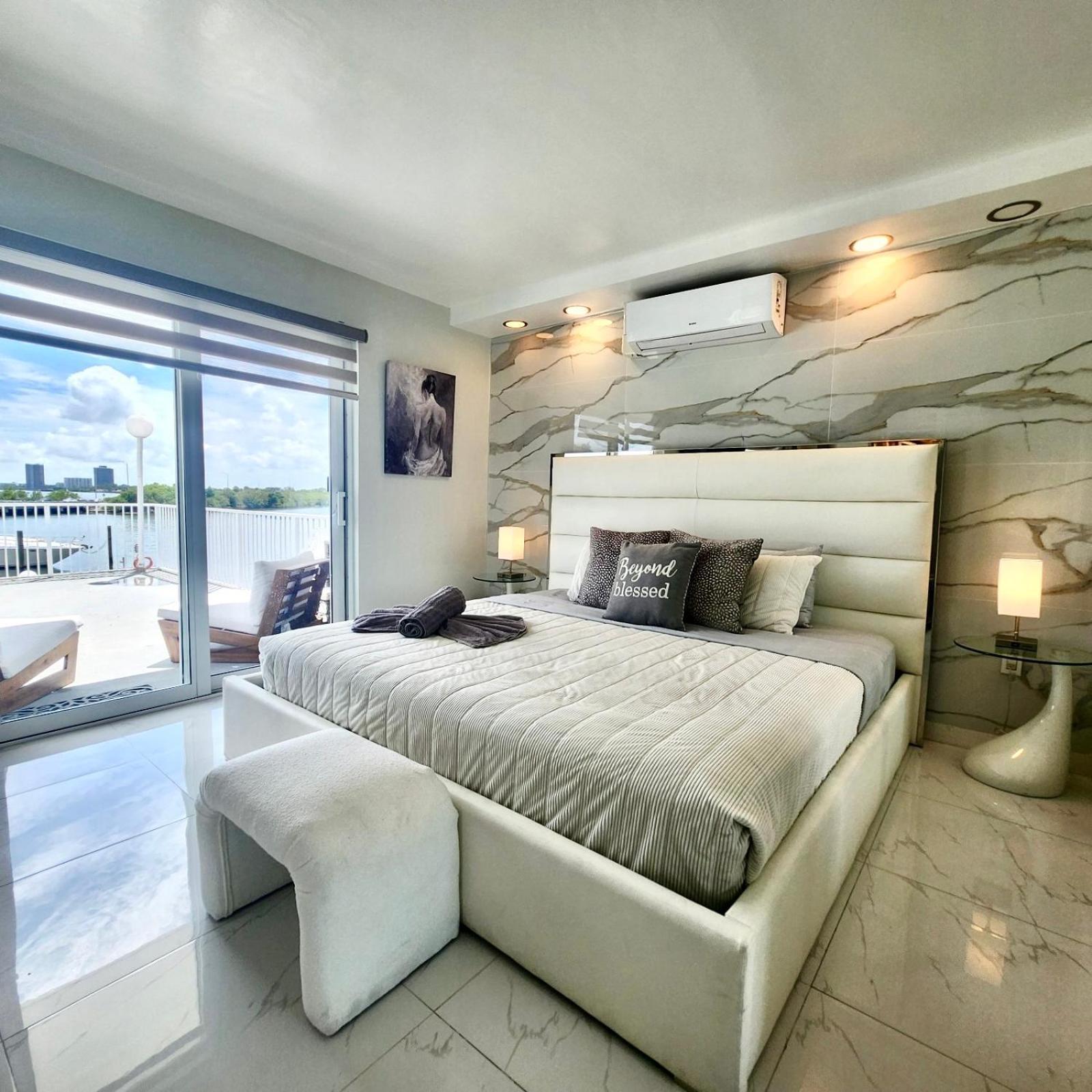 Luxurious Remodeled Direct Waterfront Apartment With Miami Skyline View And Outdoor Terrace Free Parking 5Min Drive To 마이애미 비치 외부 사진